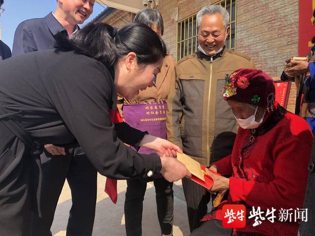 响水百岁老人过大寿 三级干部上门送祝福
