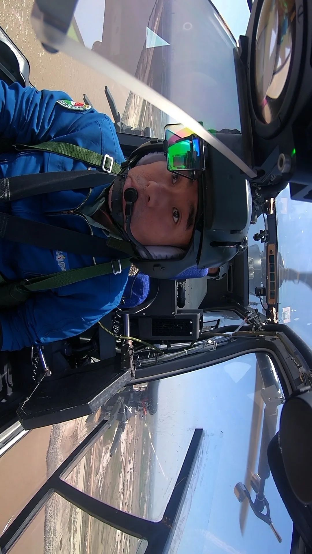 陆航组织海上多弹种射击训练