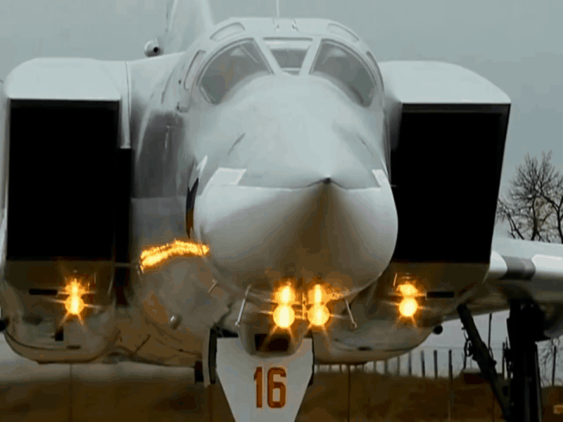 俄军图-22m3轰炸机在巴伦支海巡航飞行 挪威f-16战机伴飞监视