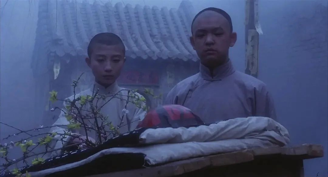 小石头知道小豆子不想学戏,有一次趁师父不注意,把小豆子放走了.