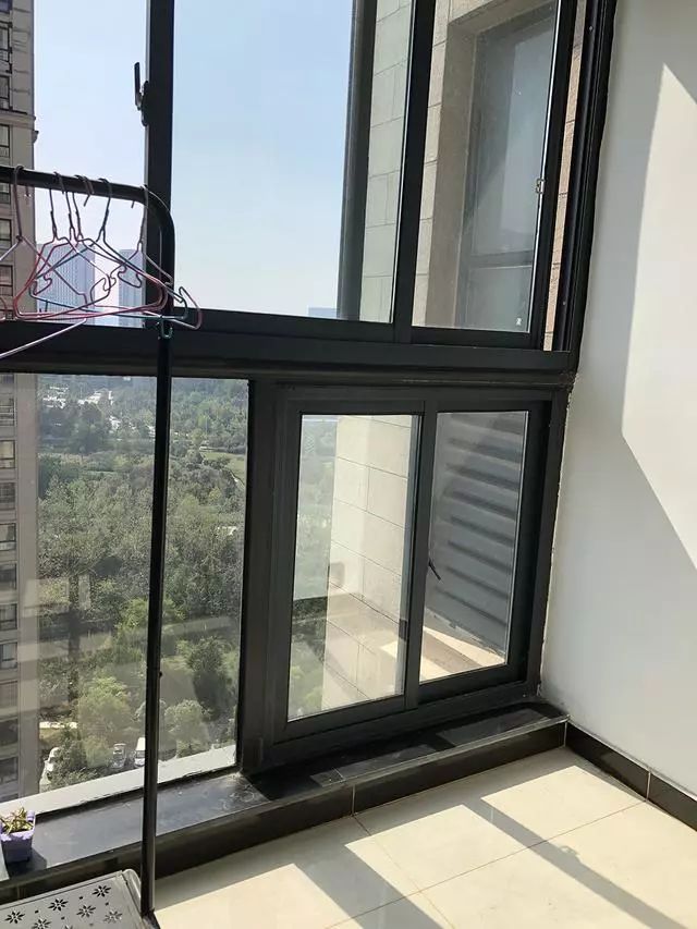 阳台落地窗下面不封死,朋友急着手撕师傅!护栏都没有,想害谁?