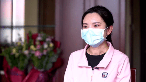 那段时间李璟慧还继续在做直播在直播中,她给很多医护人员送过物资