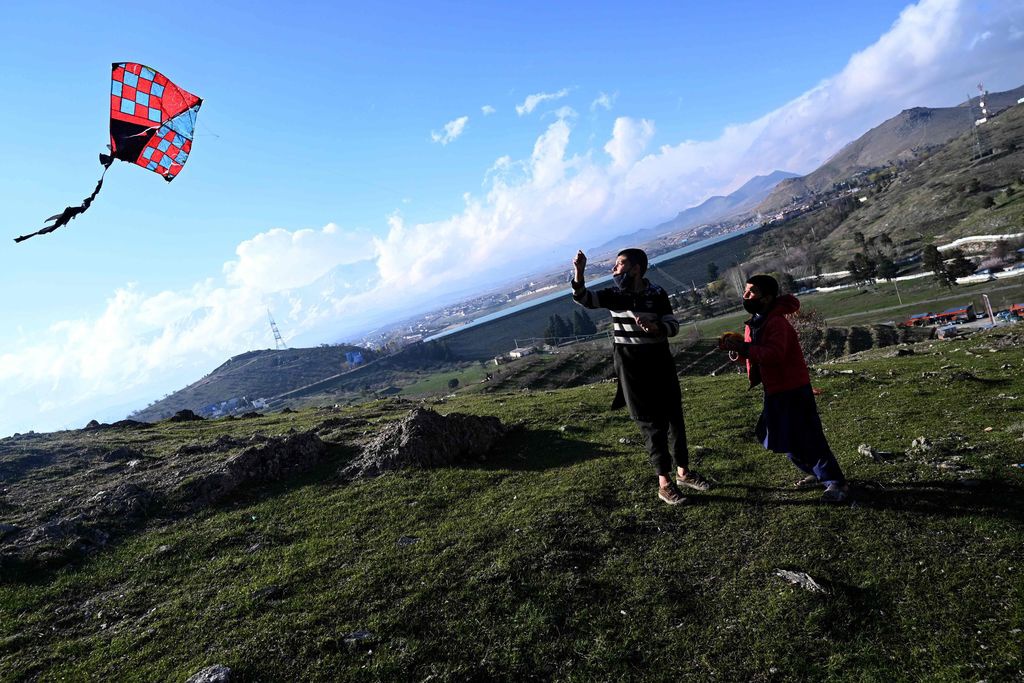 4月1日,阿富汗喀布尔郊区,两个男孩放风筝.