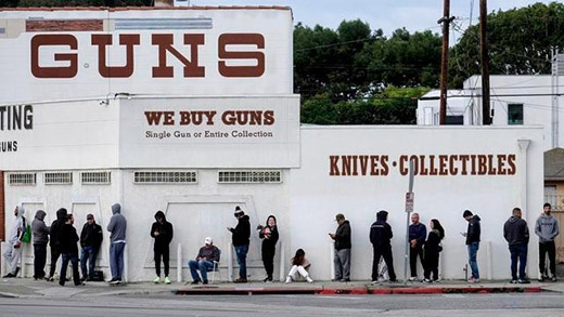排队购枪的美国民众 来源：洛杉矶时报