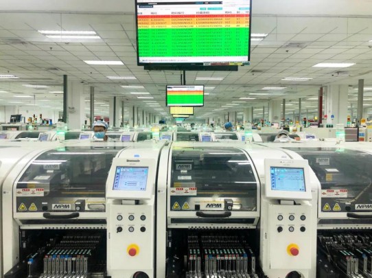 图为联想武汉基地生产车间