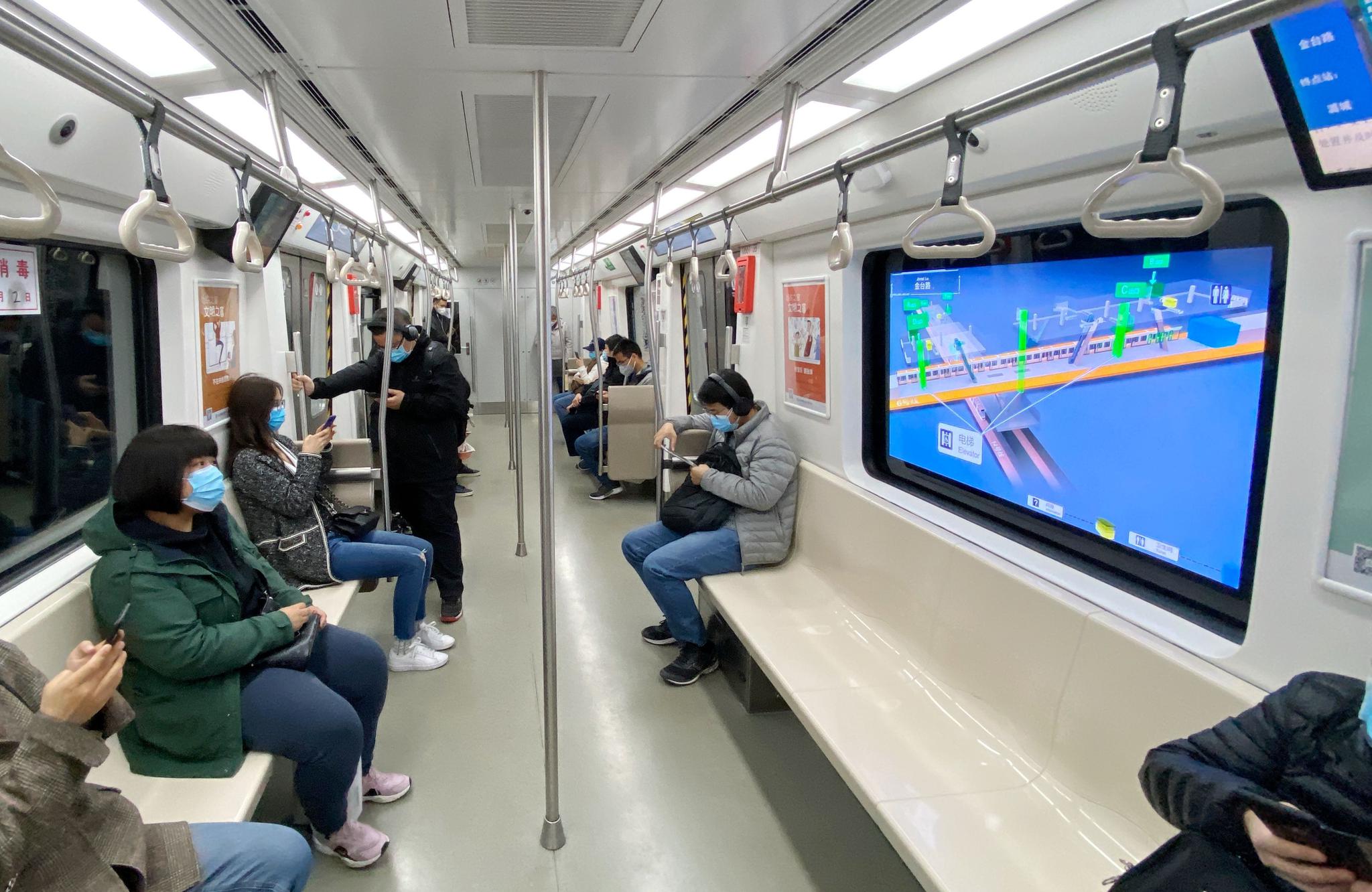 车窗秒变显示屏,乘客晕倒可报警 6号线上线智能系统|北京地铁|车厢