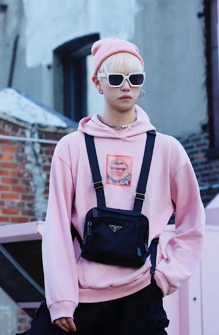 男生穿粉色很娘3步驾驭这个猛男色