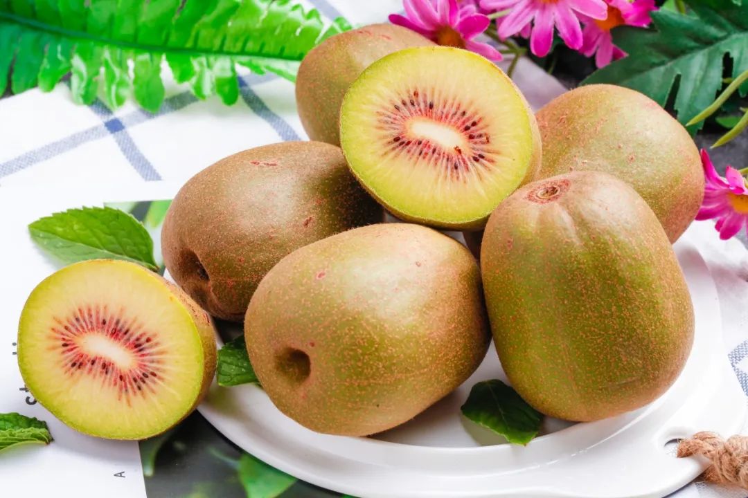 一勺甜到心里!蒲江「红心猕猴桃」软嫩多汁,现摘现发1.7元/个!