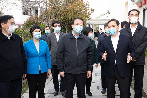 龚正赴上海市公卫中心,和辉光电和奉贤吴房村调研