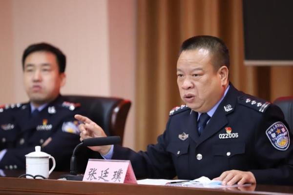 局党委委员,副局长张廷璞,县领导刘京章,县公安局党委书记,局长黄爱国