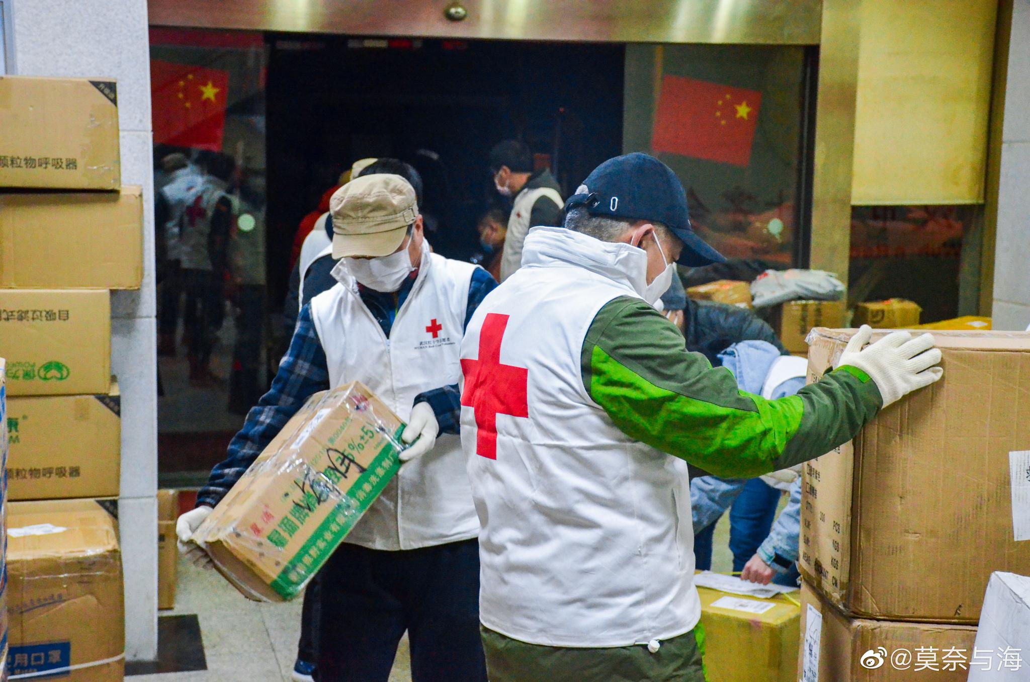  1月底，武汉市红十字会在接收捐赠物资。