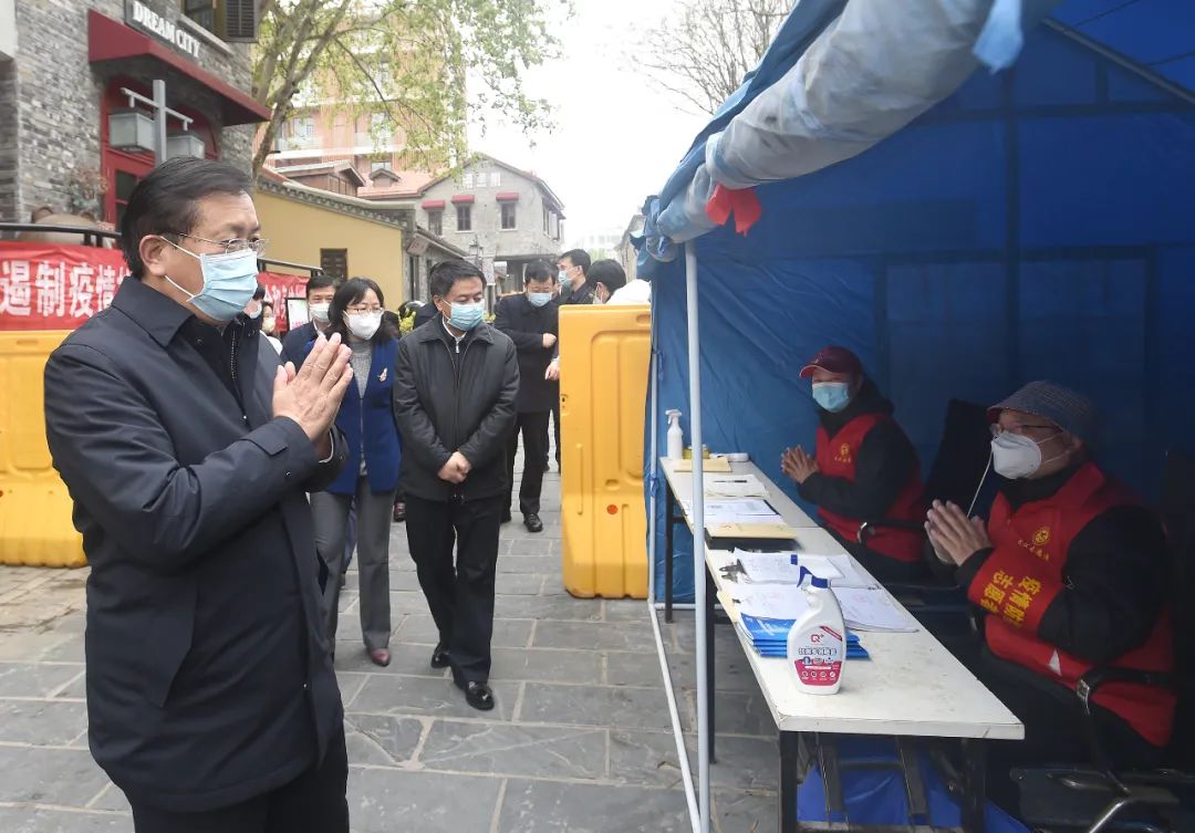 “你们辛苦了！”来到武昌区粮道街昙华林社区，王忠林看望慰问社区工作者及志愿者，了解现阶段社区防控工作中的难点和问题 长江日报记者 周超 摄