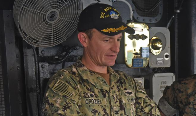 美国航母几成钻石公主