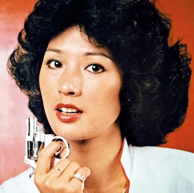 前tvb当家花旦黄淑仪为离婚隐退经历婚姻失败再组家庭如今享儿女福