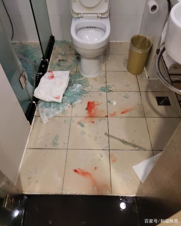顾客入住汉庭酒店西安小雁塔店浴室玻璃突然自爆受伤后无人管
