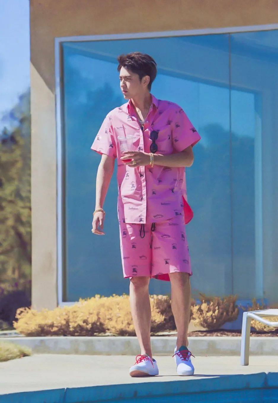 男生穿粉色很娘3步驾驭这个猛男色