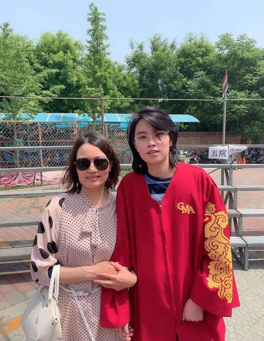 看到了她的努力与坚持,最终还是选择了支持,这样来说,徐海俏是幸运的