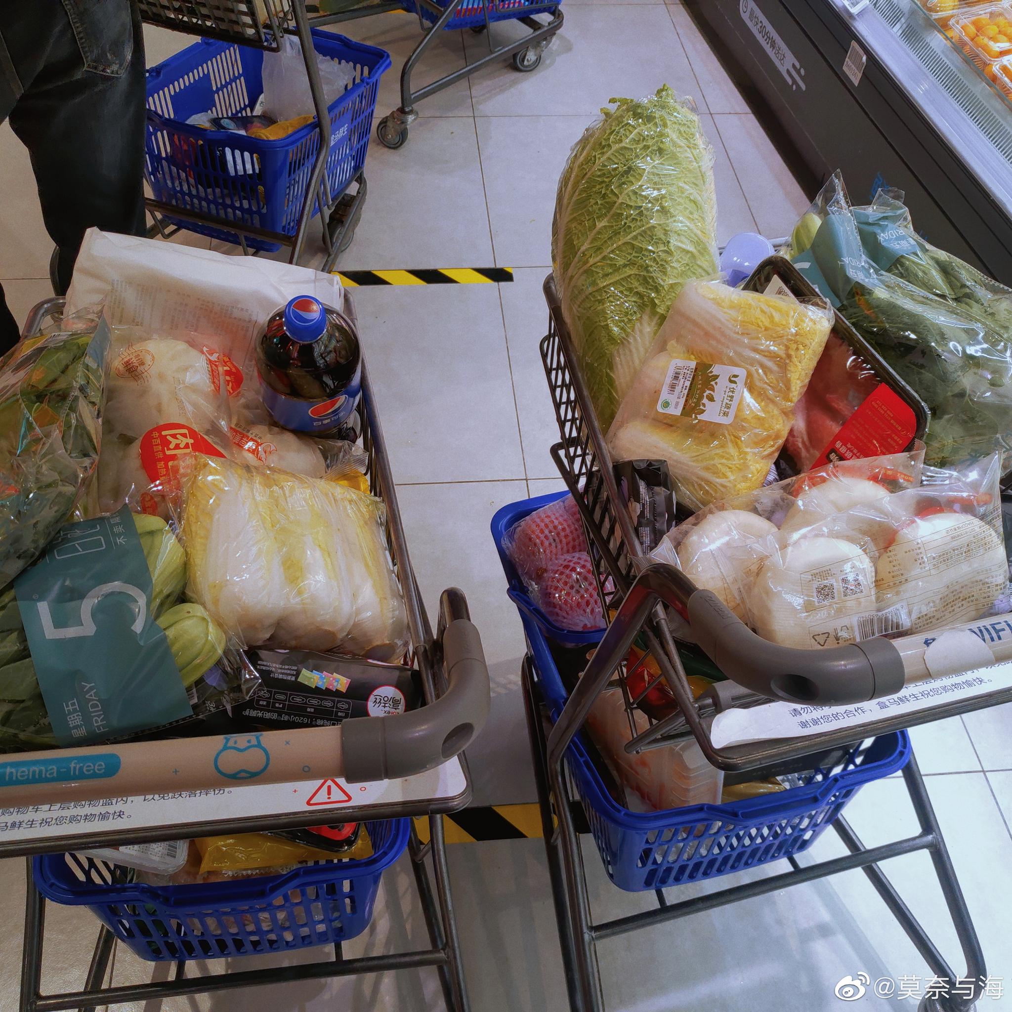 楼威辰在超市采购物资，常常一天就要花掉两三千元。