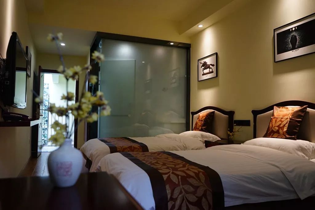 民宿,便折了大把的花枝插在一个个房间里,整幢民宿于是都沁了幽幽的香