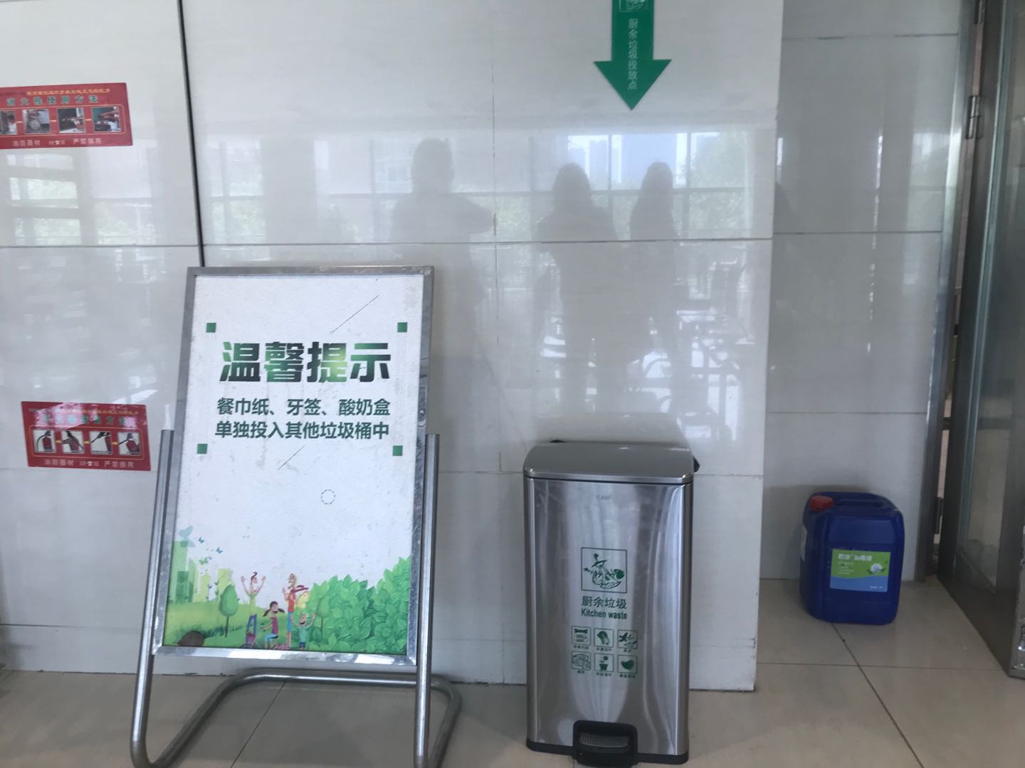 除了茶叶渣和饭点就餐产生的垃圾,单位厨余垃圾相对较少,该局在三楼专
