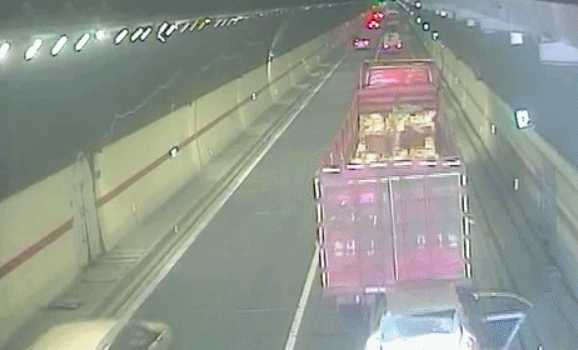 台州猫狸岭隧道内,3人跳车逃命!监控拍下非常惊险的一幕