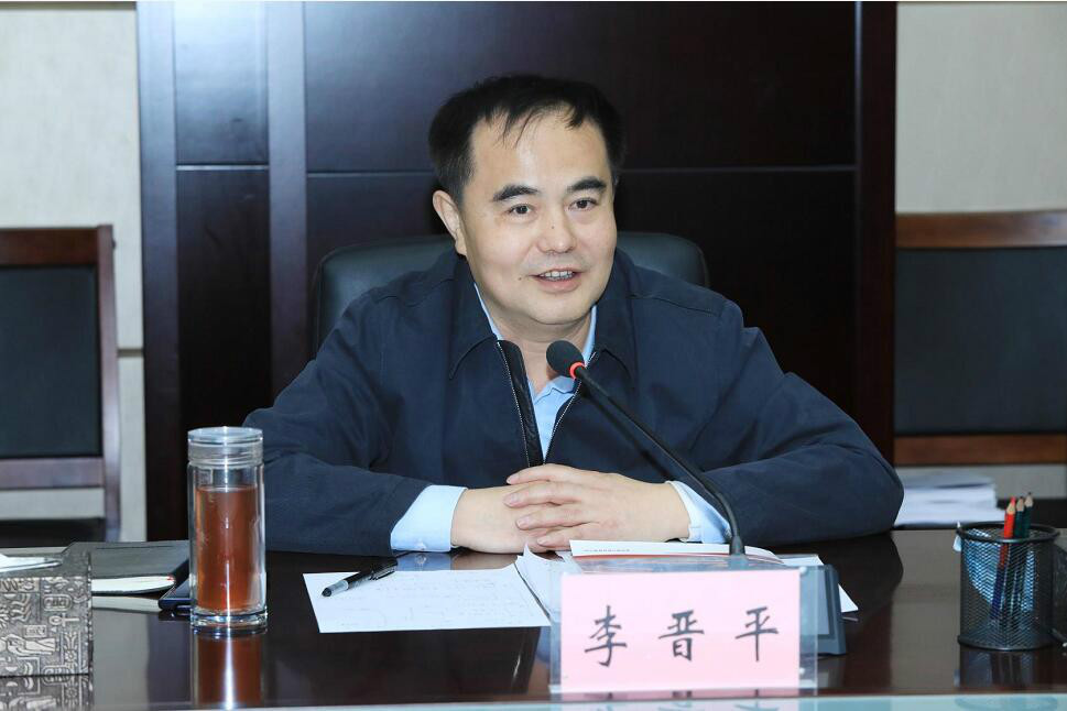 图为山西转型综合改革示范区党工委副书记,管委会主任李晋平在签约