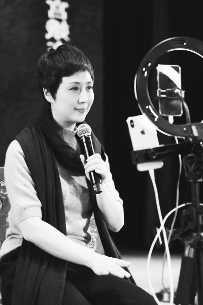 京剧名角史依弘变"直播新人"