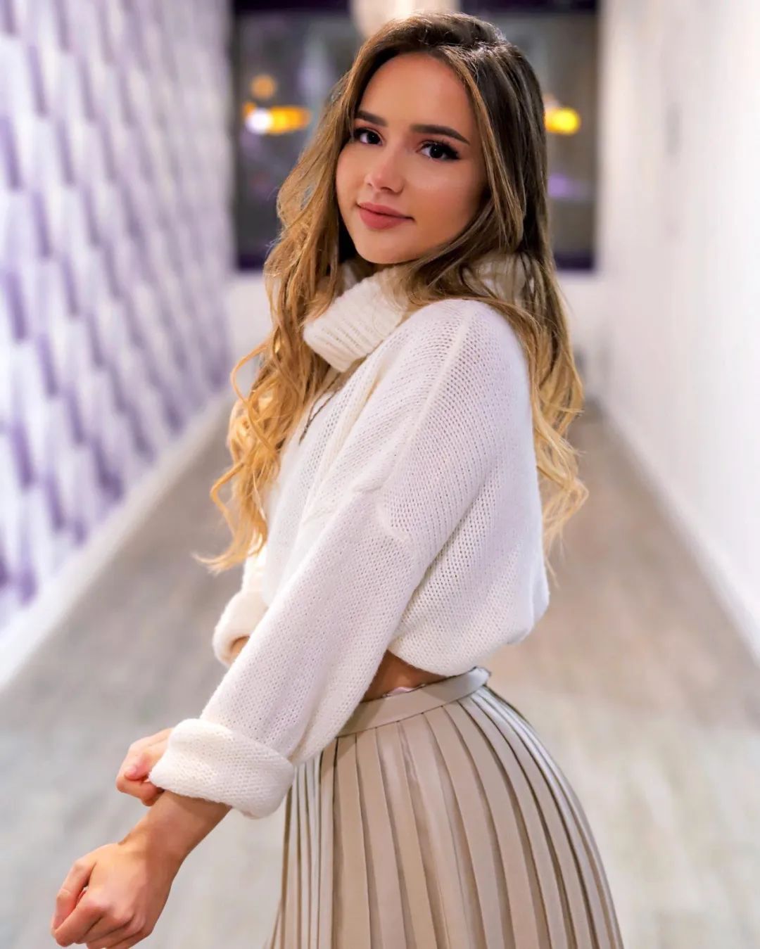 6年练成巴掌腰柯基臀火遍全英国巴西小姐姐战胜校园欺凌成功逆袭