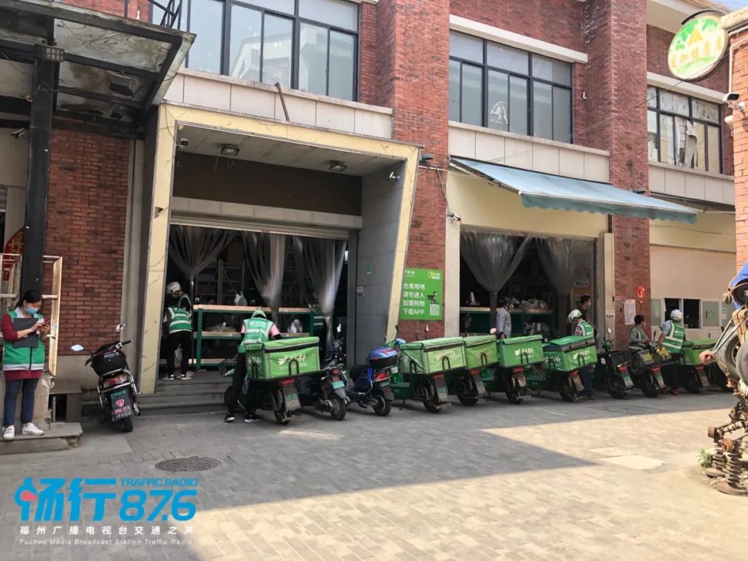 进行" 一盔一带"安全守护行动的宣传朴朴配送点来到