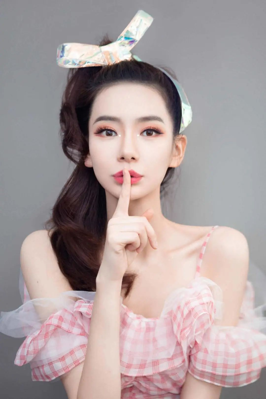 戚薇机场不低调,紧身裙搭荧光绿外套秀美腿,背帽子包时髦又个性