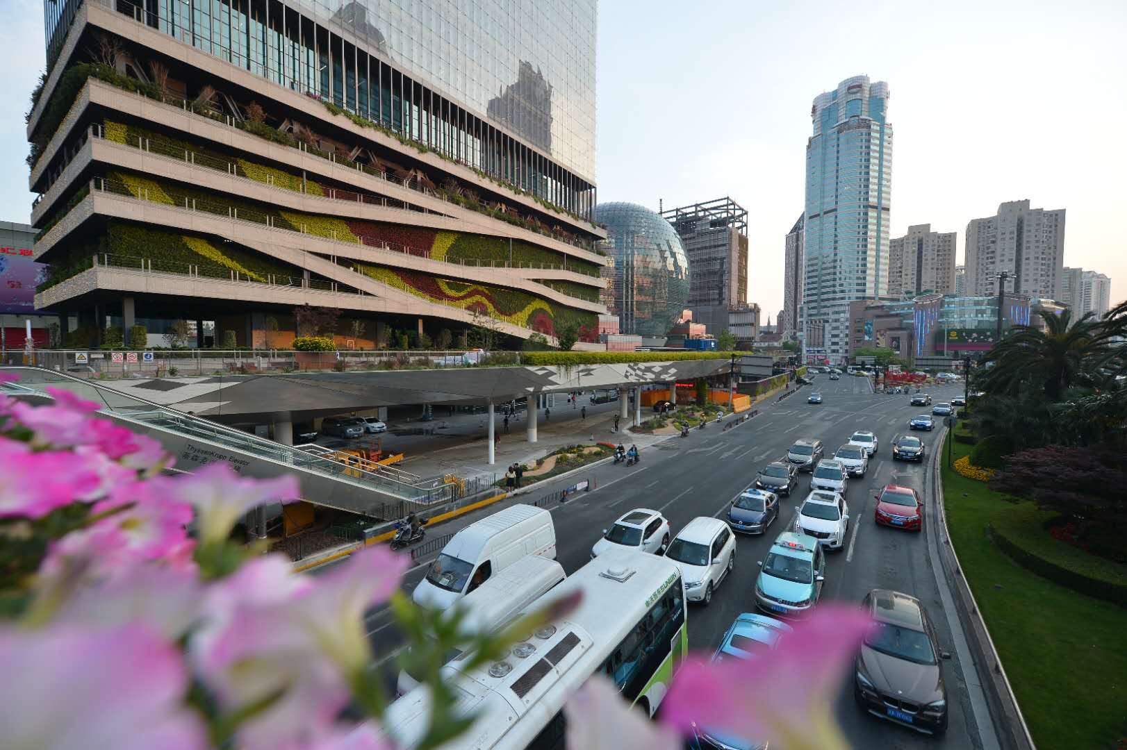 告别人流车流混杂,徐家汇商圈人行广场部分区域开放