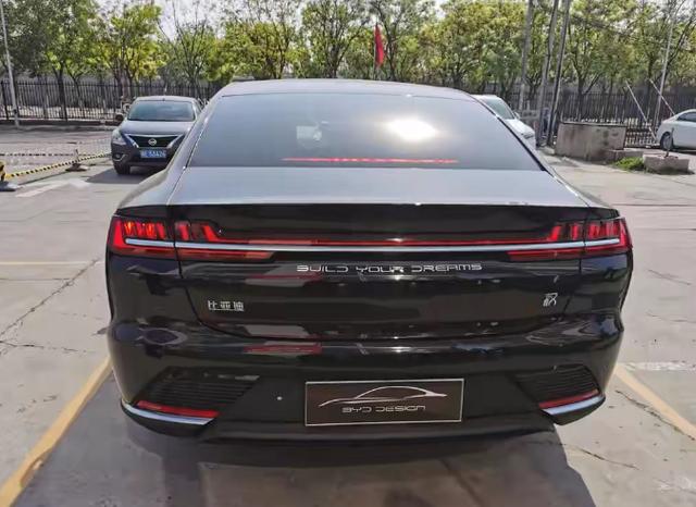 比亚迪汉到店实拍，果然没让人失望，实车比照片更好看