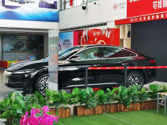 比亚迪汉到店实拍，果然没让人失望，实车比照片更好看