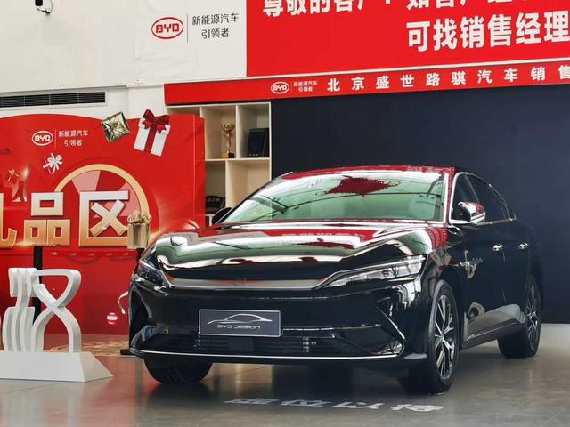 比亚迪汉到店实拍，果然没让人失望，实车比照片更好看