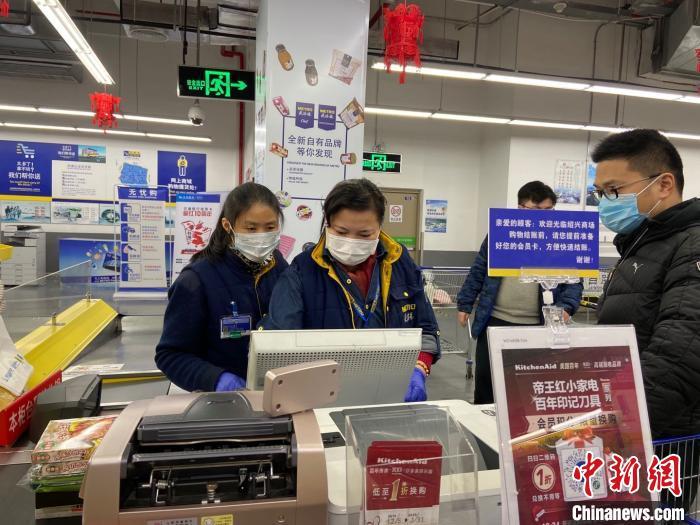 在绍兴一家超市，市民消费。　项菁 摄