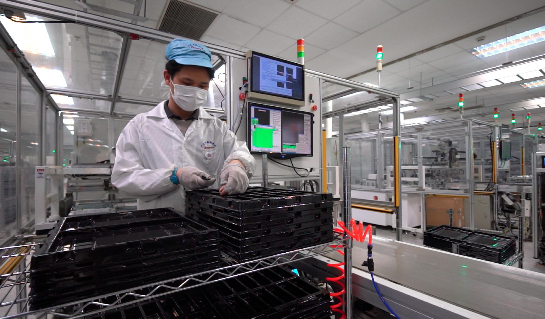 在广达重庆公司生产车间内,一名工人正在生产线上工作.受访者供图