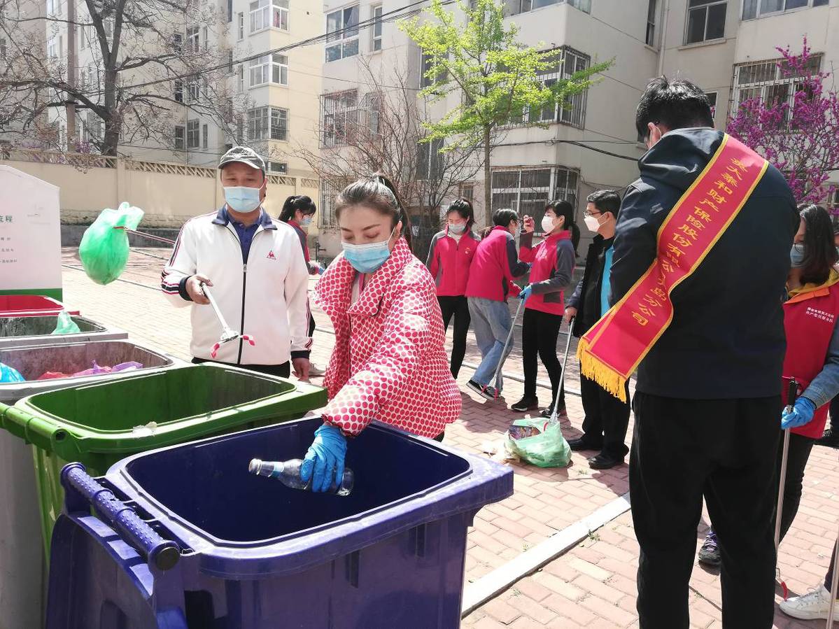 山东青岛:垃圾分类新时尚 活力青年我先行