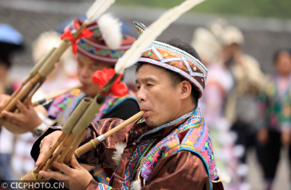 广西融安:苗族村寨吹芦笙迎"五一"