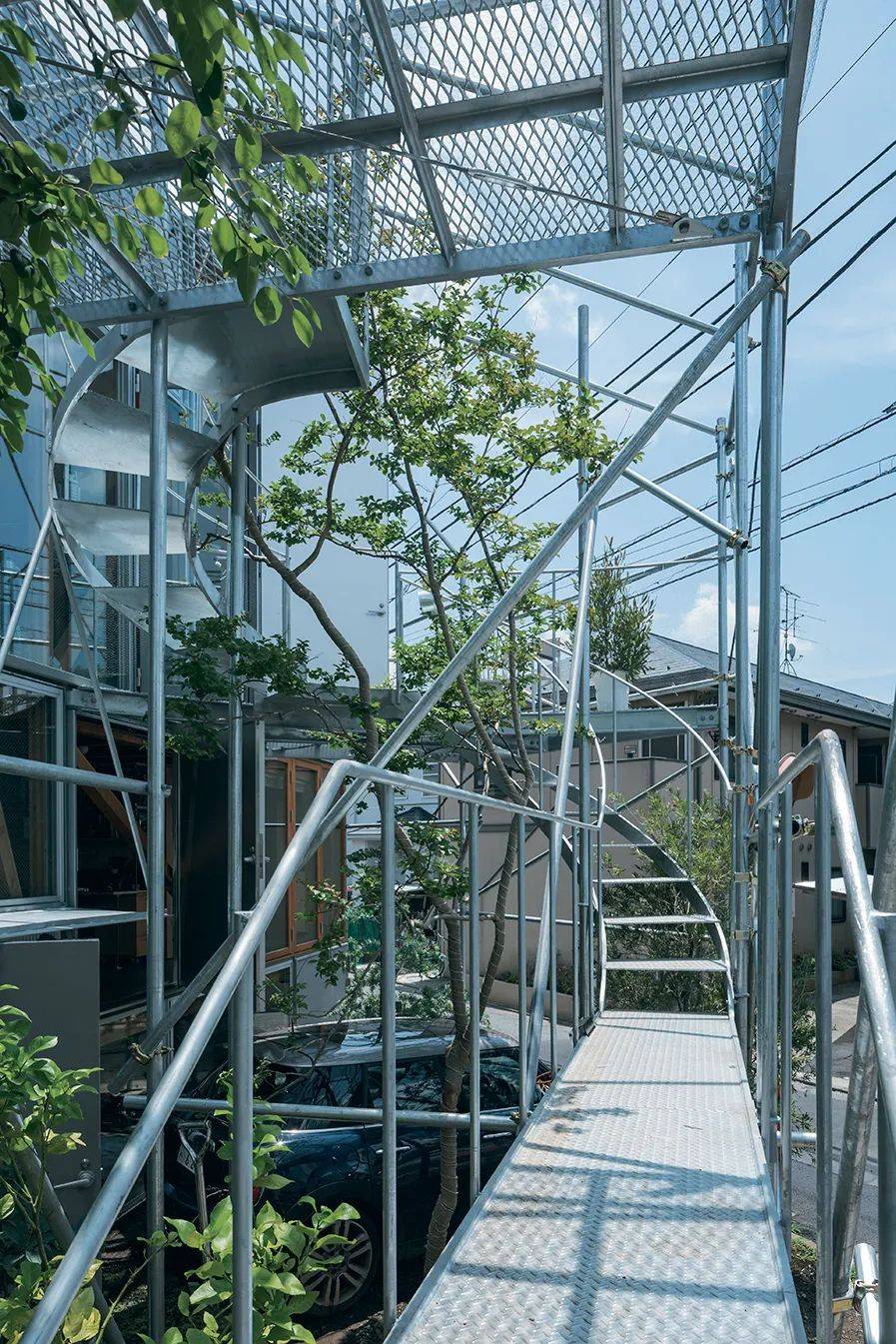 日本建筑师在东京富人区建造脚手架自住宅,占地47㎡秒杀周边豪宅