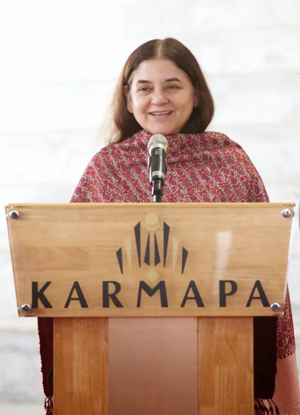 她还是前新闻记者及有影响力的印度政治家——桑贾伊·甘地的遗孀.