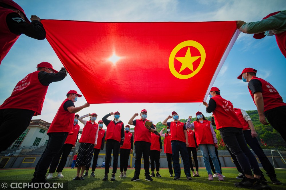 重庆綦江与团旗合影为青春点赞