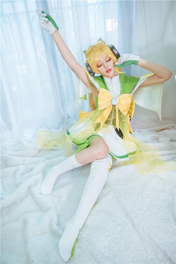 长腿少女cos大乔,绿色短裙超活泼,大腿袜特别显瘦