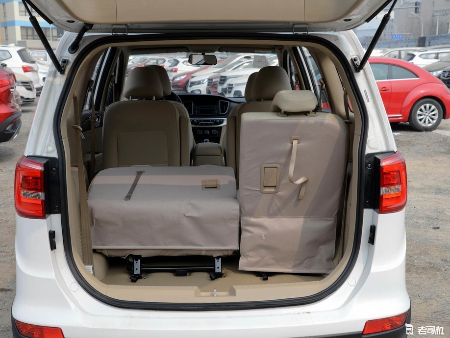 5l 手动标准型 7座 国v的后备厢常规表现一般,但后排座椅支持比例放倒