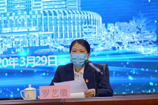 罗艺徽宣读医院颁奖文件