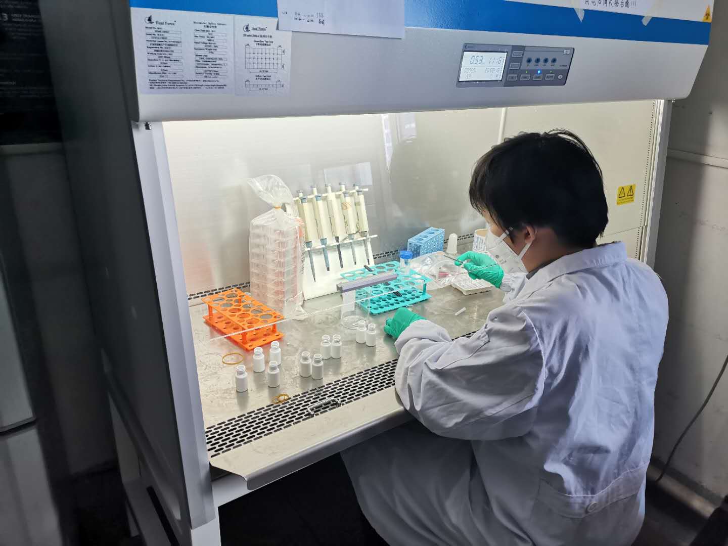 武汉协和医院的医护人员在研发鼻腔喷雾剂。受访者供图