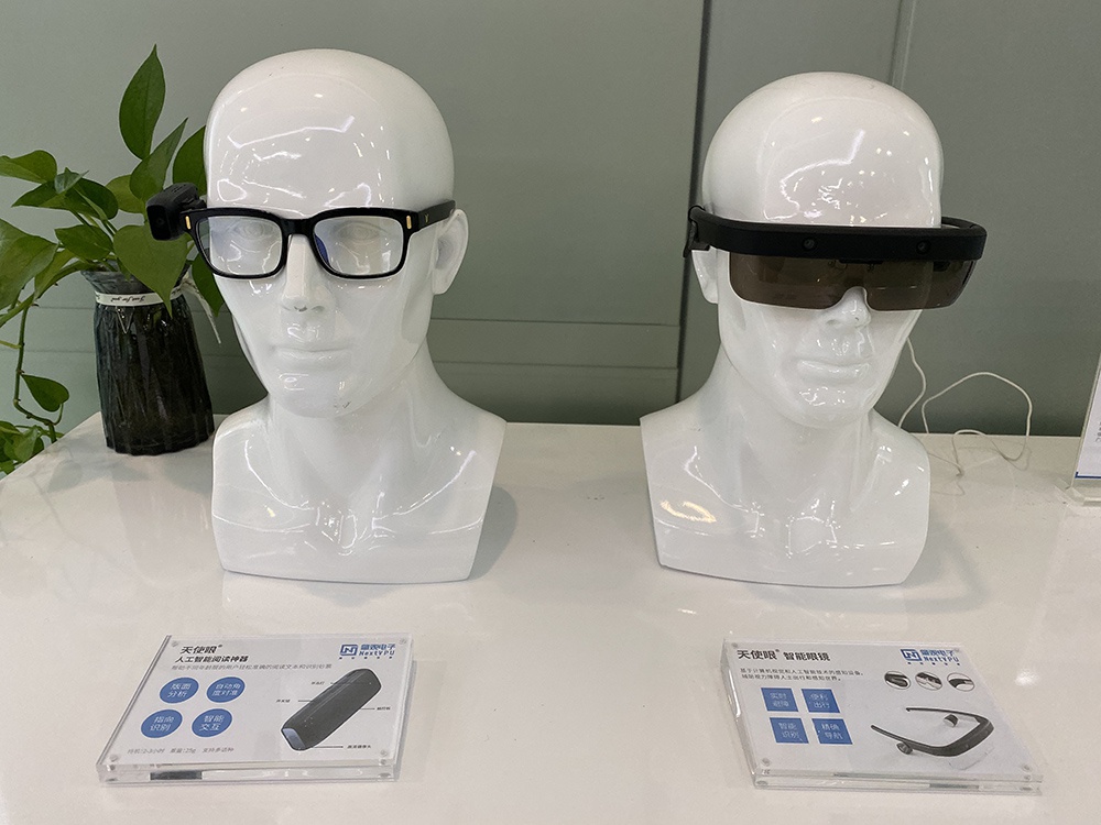 天使眼人工智能阅读神器（左）和天使眼智能眼镜（右）。澎湃新闻记者 俞凯 图