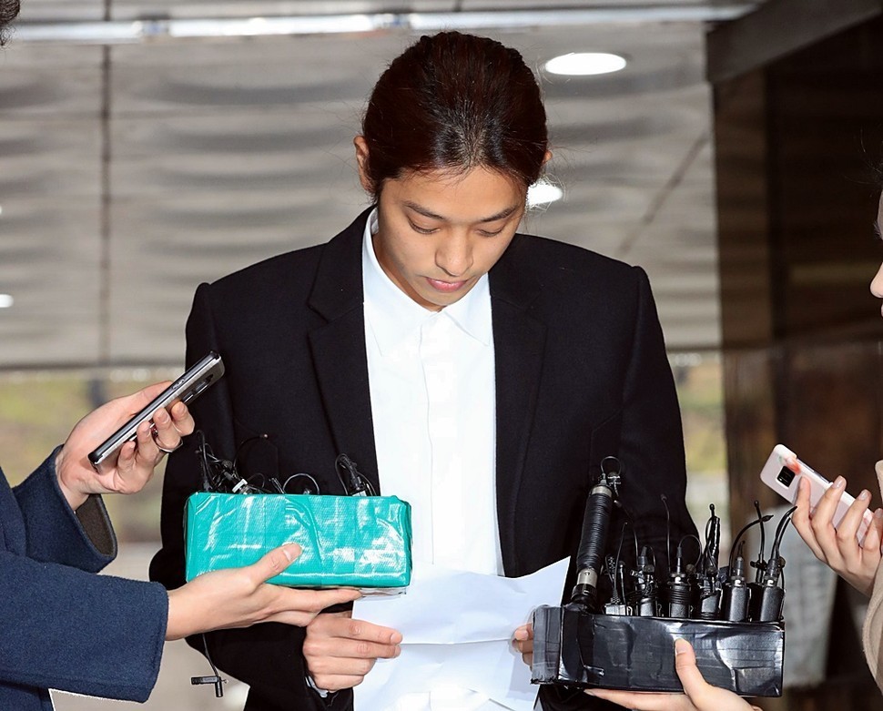 去年3月，郑俊英在首尔中央地方法院接受审讯时公开道歉。