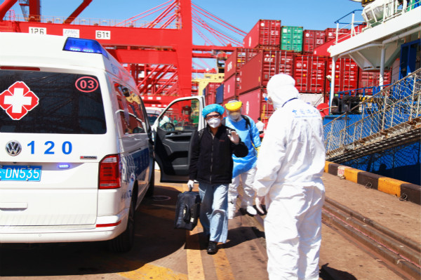 外高桥边检外防输入保障船员顺利登离调换守牢国门战疫防线