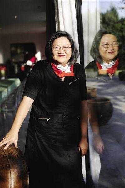 华为小公主和洪晃隔空撞衫一个秀豪宅外的雪山一个豪宅里遛狗