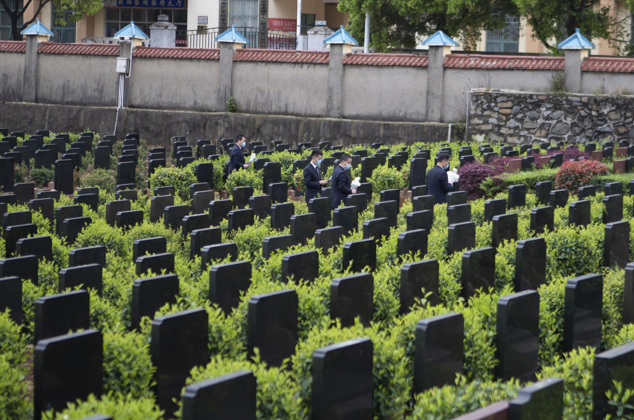 在江西省南昌市瀛上墓区琼山墓园,工作人员在为市民进行代祭扫(4